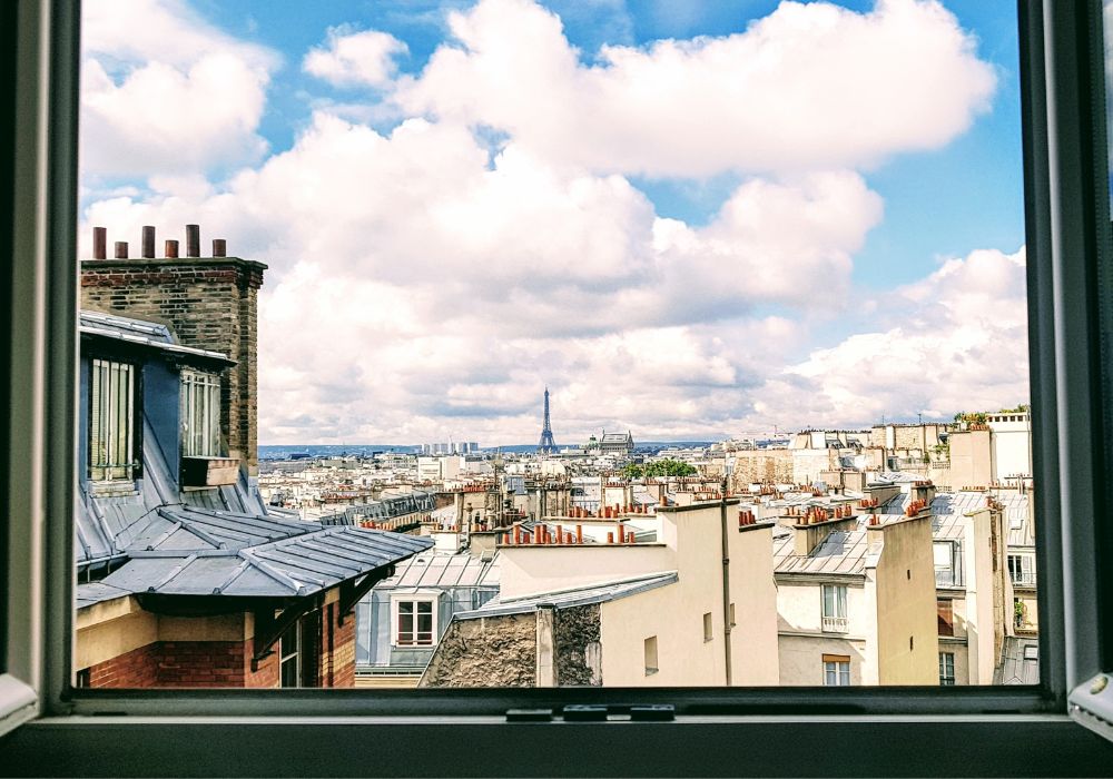 Das Bild zeigt den Blick aus einem Fenster einer Wohnung in Paris.