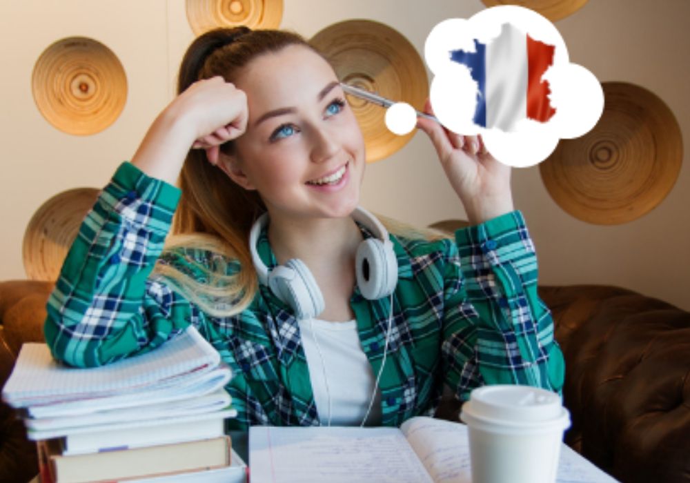 Das Bild zeigt eine Studentin, die Französisch lernt.
