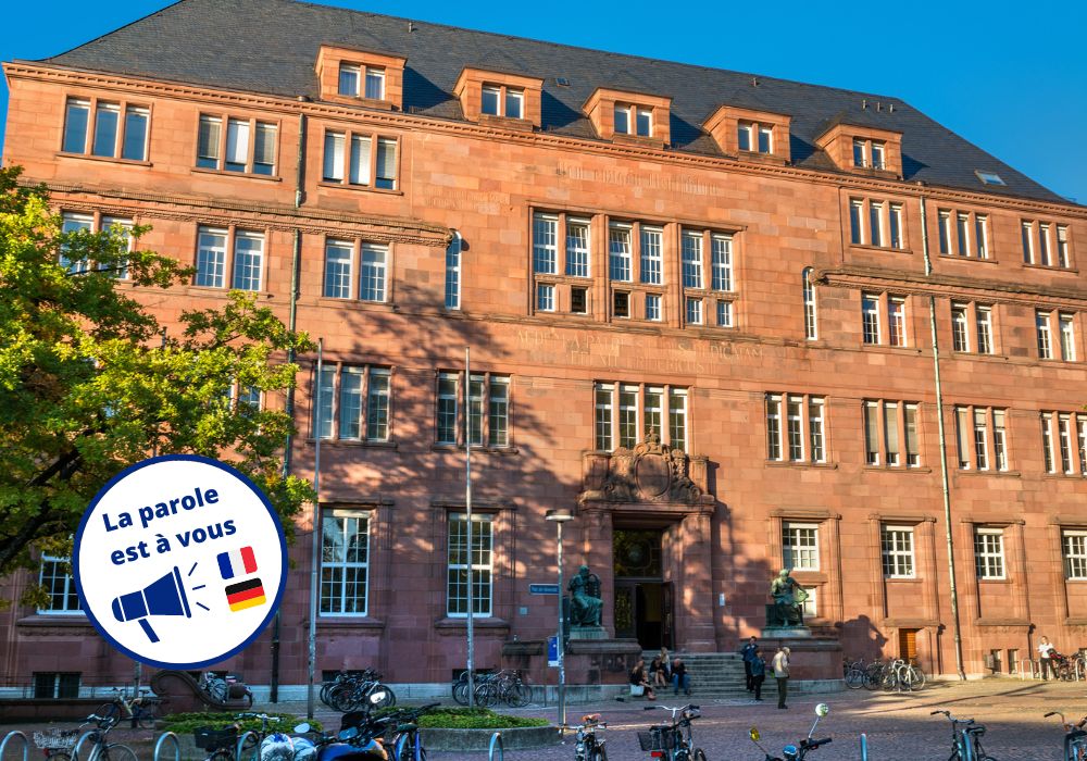Das Bild zeigt das Frankreichzentrum der Uni Freiburg, bei welchem Annette Obenauf arbeitet. Daneben steht das 3La parole est à vous" Logo.