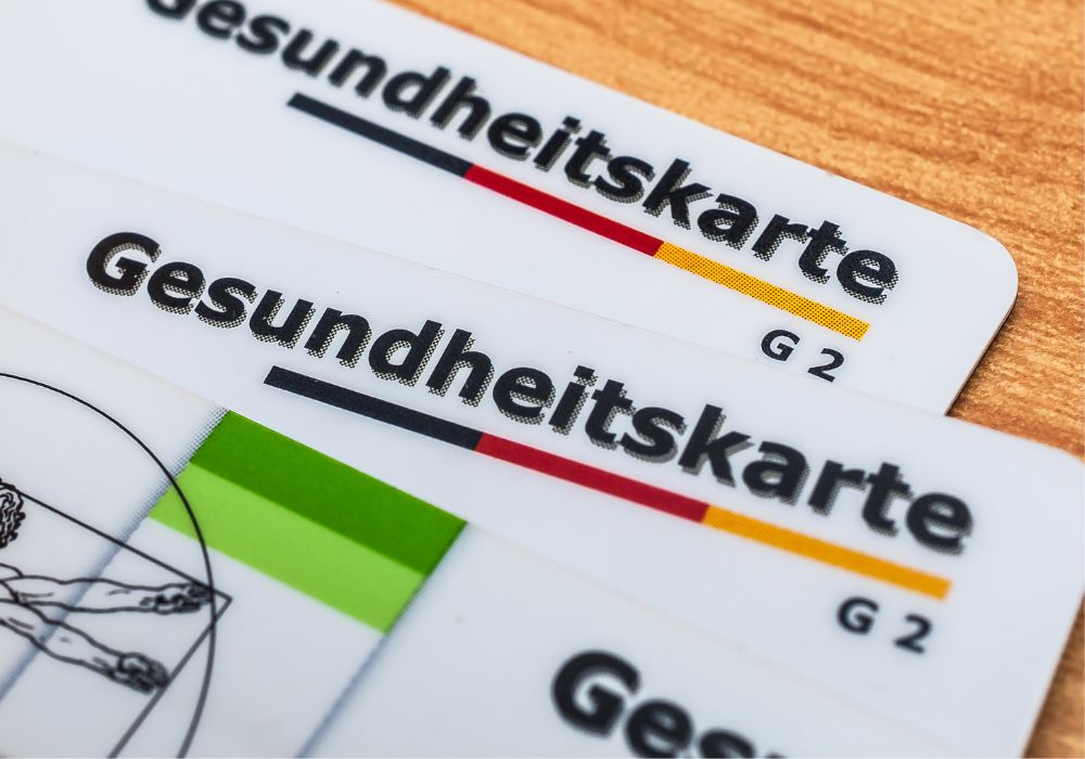Sur l'image il y a trois cartes d'assurance maladie allemandes.