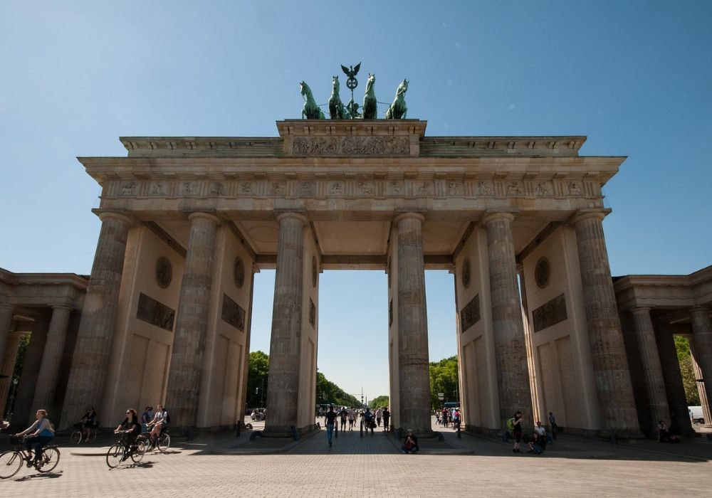 Sur la photo il y a la Porte de Brandebourg à Berlin.