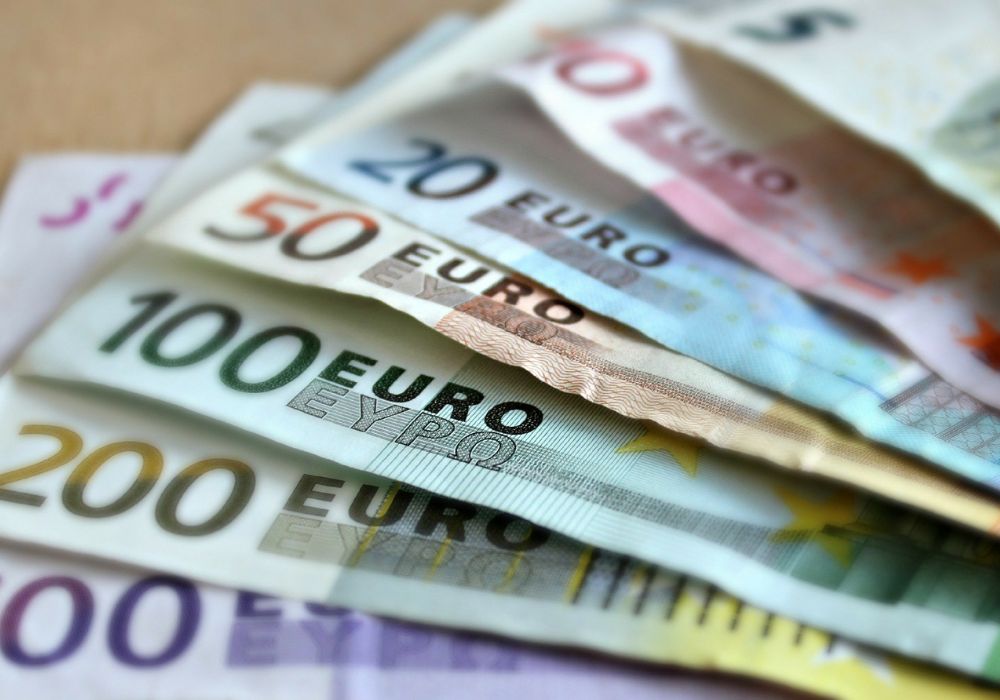 Sur l'image il y a des billets d'argent qui représentent le salaire minimum en Allemagne.