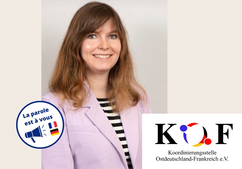 Das Bild zeigt Anne Pirwitz die Vorsitzende der Koordinierungsstelle Ostdeutschland-Frankreich, deren Logo im Bild eingeblendet ist.